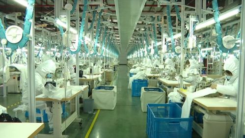 服裝廠緊急轉(zhuǎn)產(chǎn)防護(hù)服，員工傾情奉獻(xiàn)共克時艱